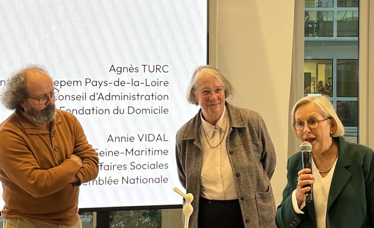 L’association <a href="/JourNuitCulture/">JouretNuitCulture</a> se voit remettre le 3ème trophée de la #FondationDuDomicile par Agnès Turc, ancienne présidente de <a href="/FEPEM_PDLL/">FEPEM_PaysdelaLoire</a> et la députée <a href="/Vidal7602/">Annie Vidal</a> de la <a href="/AN_AfSoc/">Commission des affaires sociales</a>

#domicile #innovation #citoyen #prix <a href="/Fepemfr/">Fepem</a>  <a href="/iperia_institut/">IPERIA</a> <a href="/EFFE_EU/">Family Employment-EU</a>