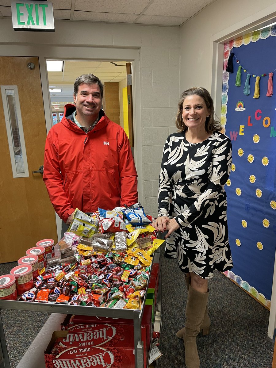 It’s a #SpotsandStars Treat Cart! Principals Conaway and Thoma help out the Jesse Wharton and @ClaxtonElemGSO teachers and staff by delivering a special snack! #TowerAbove 🦒