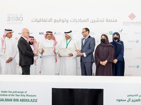 ICDR_SA's tweet photo. مركز الملك سلمان لأبحاث الإعاقة وشركة مطارات الرياض يتسلمان جائزة المركز الأول في إمكانية الوصول إلى المطارات لعام 2022 في مشروع #الغرفة_الحسية، بحضور نائب الرئيس لشؤون أرامكو و نائب رئيس الهيئة العامة للطيران المدني للجودة وتجربة المسافر. https://t.co/Q45byUMO8C https://t.co/YTCT3De5YQ