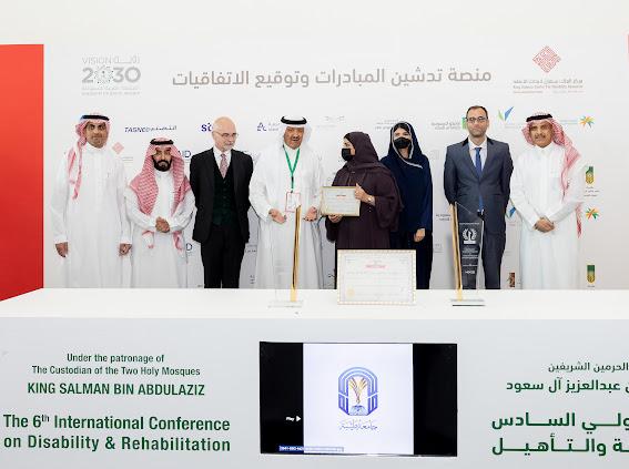 ICDR_SA's tweet photo. مركز الملك سلمان لأبحاث الإعاقة وشركة مطارات الرياض يتسلمان جائزة المركز الأول في إمكانية الوصول إلى المطارات لعام 2022 في مشروع #الغرفة_الحسية، بحضور نائب الرئيس لشؤون أرامكو و نائب رئيس الهيئة العامة للطيران المدني للجودة وتجربة المسافر. https://t.co/Q45byUMO8C https://t.co/YTCT3De5YQ