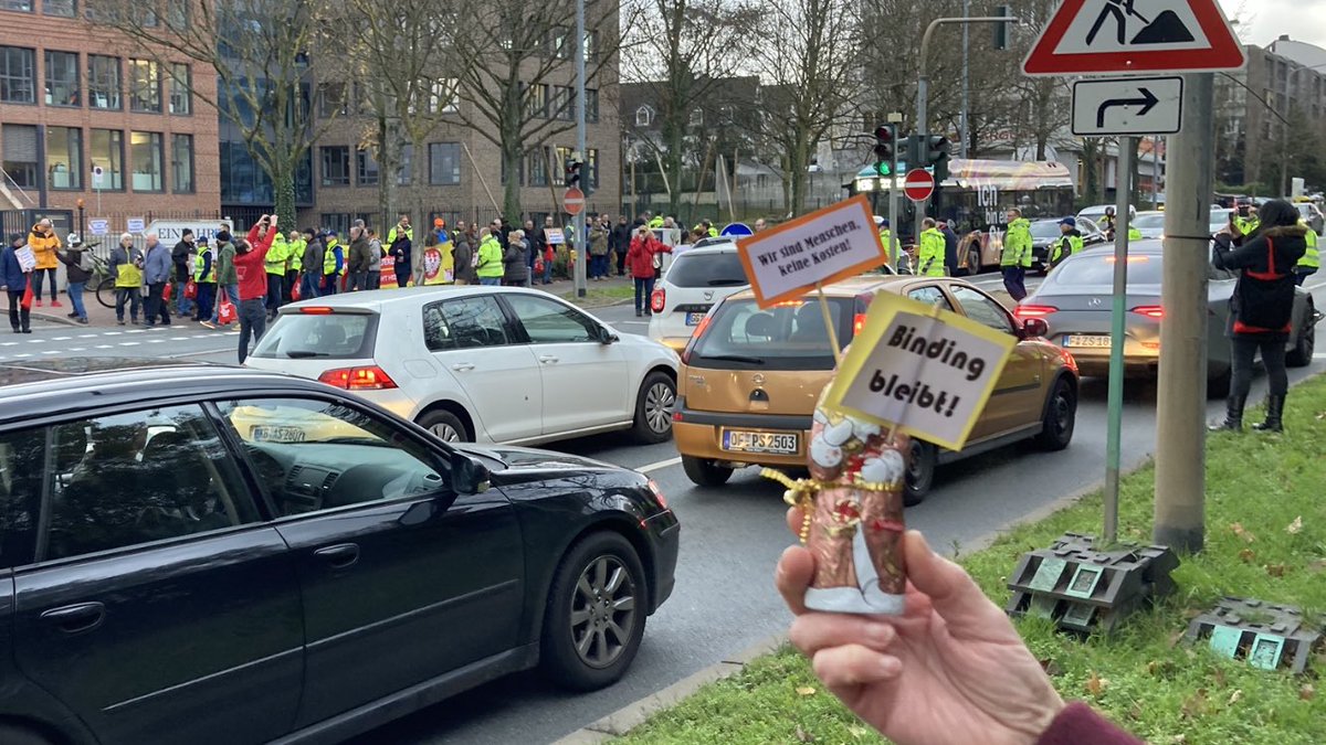 dielinkeffm's tweet photo. „#Bindingbleibt!“ Kundgebung und #Protest gegen die geplante Schließung der Traditionsbrauerei in #Frankfurt. #Menschenkette und kurze #Blockade auf der Darmstädter Landstraße #Binding https://t.co/mRDOuabqjz