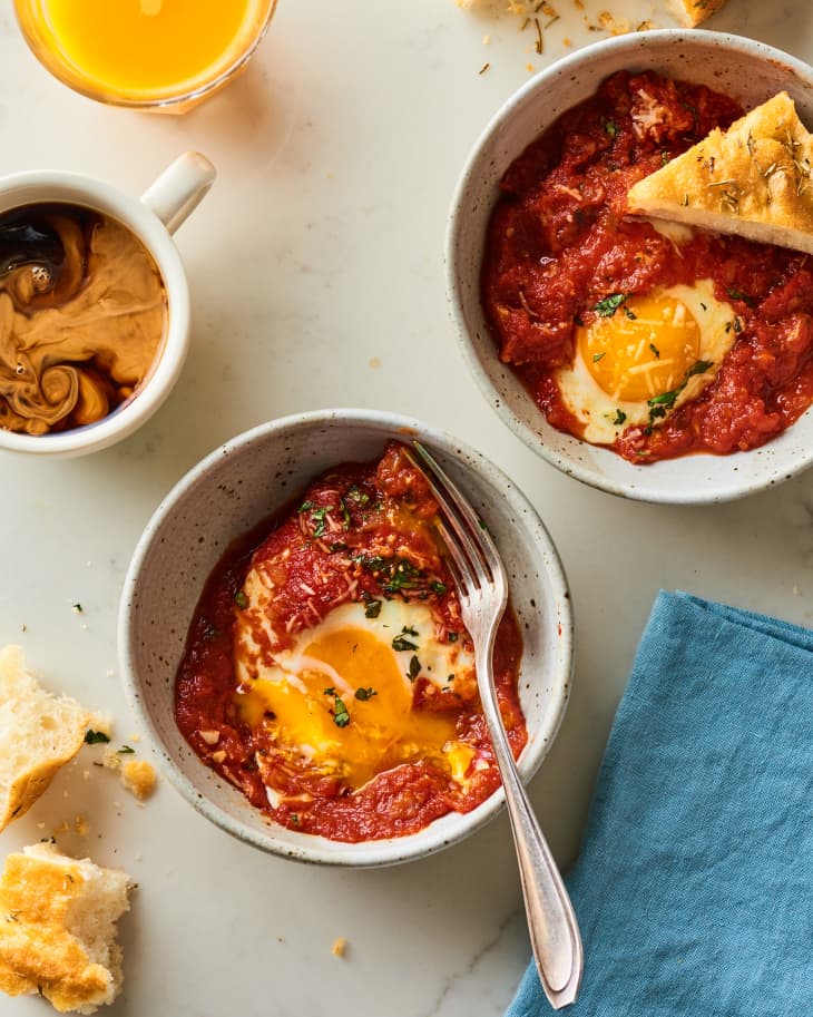 EmilyMetzAEB's tweet photo. #Eggs are as versatile as they are delicious, especially when you need to throw a quick dinner together. @thekitchn is giving us 40+ ways to eat eggs for dinner, including unique recipes for quiche, frittata, sakshuka and more!
https://t.co/o21FUz20d7 https://t.co/yihUyPU2jb