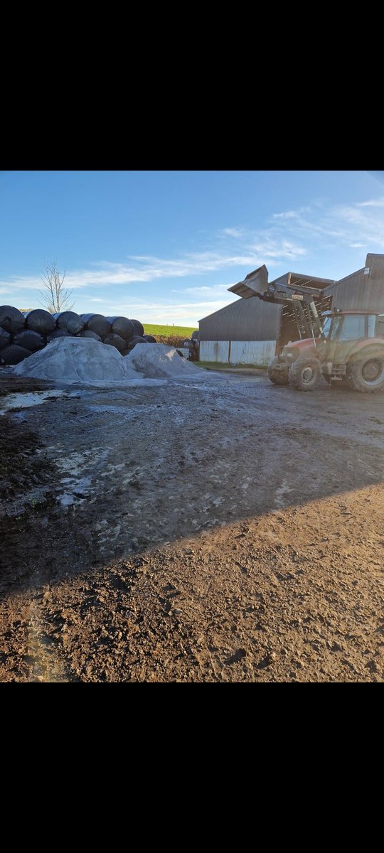 Lime being spread in December. <a href="/AgronomistClare/">John O'Loughlin</a> told me it would happen. I had my doubts. Great to see it 👌