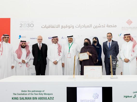 ICDR_SA's tweet photo. أشاد الأمير سلطان بن سلمان بما وصلت إليه المملكة في خدمات ذوي الإعاقة، وذلك خلال تسلمه جائزة مركز الملك سلمان لأبحاث الإعاقة والفائز بالمركز الأول  في إمكانية الوصول إلى المطارات لعام 2022 في مشروع الغرفةالحسية بالشراكة مع شركة مطارات الرياض
 https://t.co/Q45byUMO8C https://t.co/oMncwliDlb