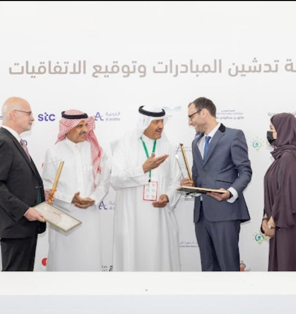 ICDR_SA's tweet photo. أشاد الأمير سلطان بن سلمان بما وصلت إليه المملكة في خدمات ذوي الإعاقة، وذلك خلال تسلمه جائزة مركز الملك سلمان لأبحاث الإعاقة والفائز بالمركز الأول  في إمكانية الوصول إلى المطارات لعام 2022 في مشروع الغرفةالحسية بالشراكة مع شركة مطارات الرياض
 https://t.co/Q45byUMO8C https://t.co/oMncwliDlb