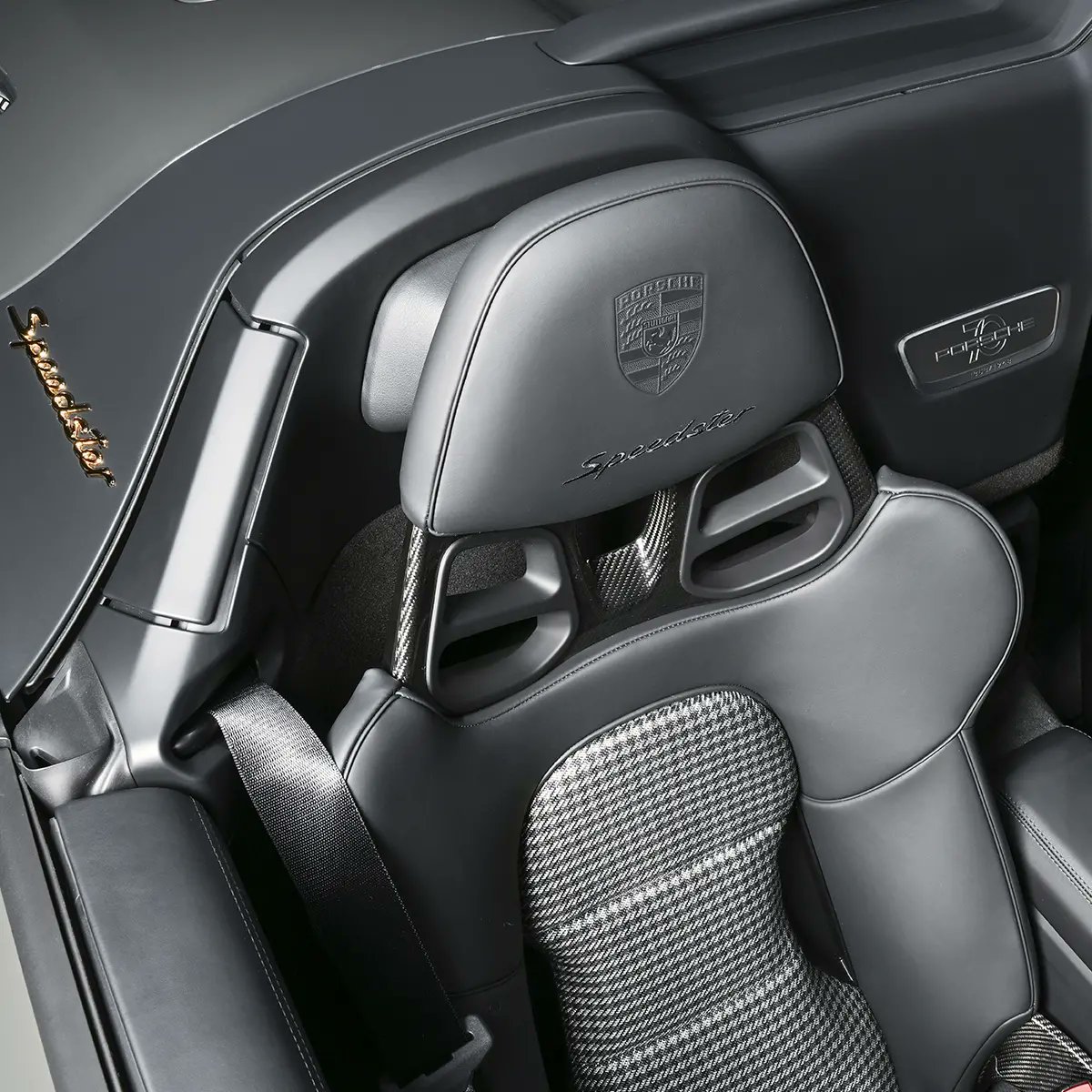 PlfFans's tweet image. While others follow fashion, at PORSCHE, form always follows function.

With this impressive #911Speedster in #PTS Slate Grey 6601 (615), the freedom spirit is expressed by its unmistakably sporty design. By a styling that, typically for PORSCHE, explores new directions.