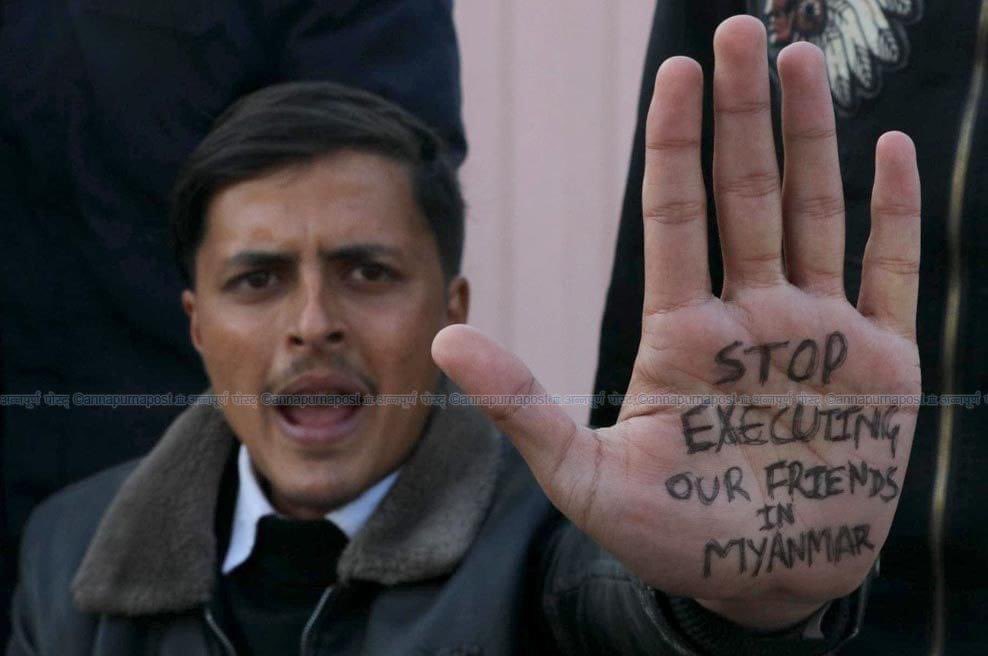 NanLin96's tweet photo. “If you are neutral in situations of injustice, you have chosen the side of oppressor!”

#Nepal students protested in front of Myanmar embassy.

#StopExecutingOurStudents
#StopExecutingOurFriends
#Nepal
#nepalstudentunion
#studentsforliberty
#ForLiberty
#DagonUniversityStudents https://t.co/yi9KCFmz0s