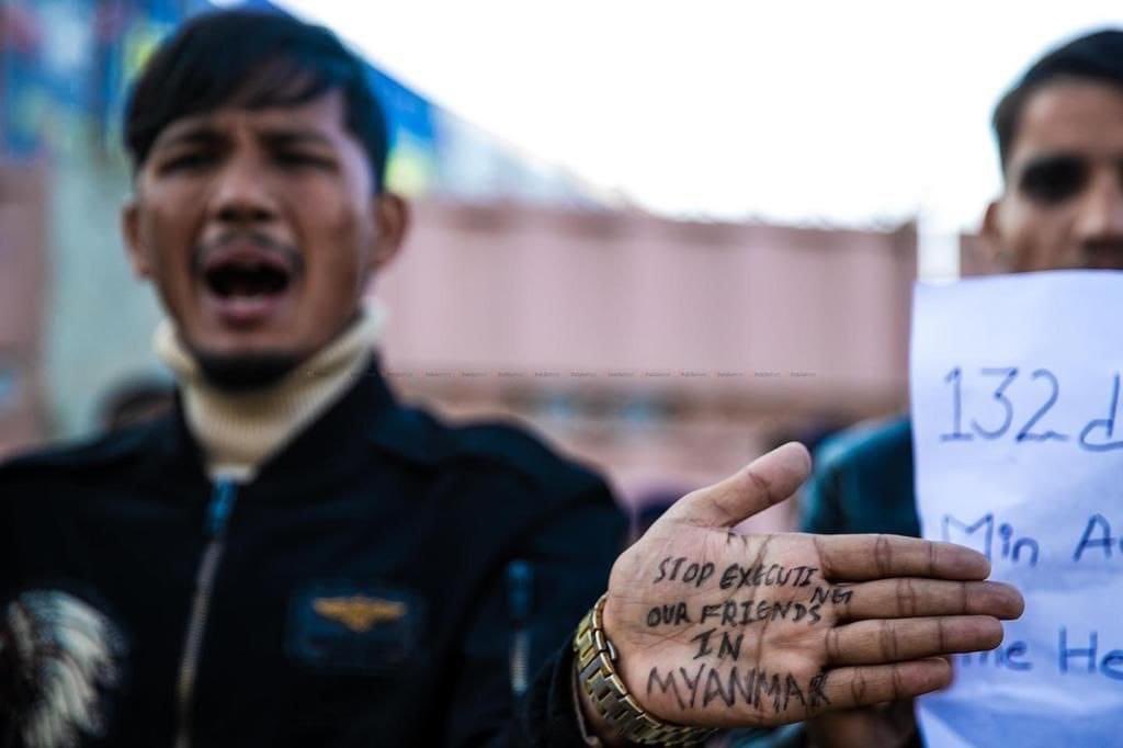 NanLin96's tweet photo. “If you are neutral in situations of injustice, you have chosen the side of oppressor!”

#Nepal students protested in front of Myanmar embassy.

#StopExecutingOurStudents
#StopExecutingOurFriends
#Nepal
#nepalstudentunion
#studentsforliberty
#ForLiberty
#DagonUniversityStudents https://t.co/yi9KCFmz0s