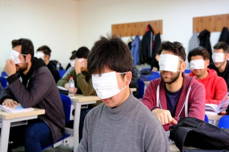 yasadikca_com's tweet photo. #SivasCumhuriyetÜniversitesi (SCÜ) öğrencileri, Engelliler Haftası'nda görme engelli bireyleri daha iyi anlayabilmek adına maskelerle gözlerini kapatıp empati yaptılar.
#CENGEL #Empati #EngellilerHaftası #Etkinlik #Farkındalık #GörmeEngelli
https://t.co/oGsX11cxRk https://t.co/Gi6woICKub