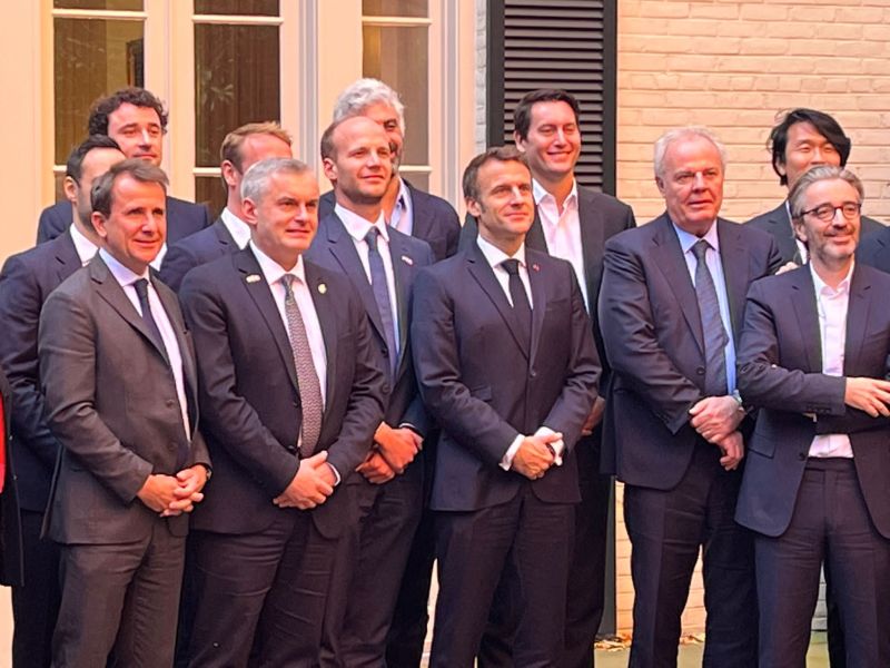 Magnifique délégation #ToujoursSansElles de la #FrenchTech aux 🇺🇸 avec @emmanuelmacron. <a href="/LaFrenchTech/">La French Tech</a> ou <a href="/jnbarrot/">Jean-Noël Barrot</a> nous répondront sans doute qu'il ne peut en être autrement puisqu'en France 🇫🇷, il n'y a aucune femme entrepreneuse ou investissseuse dans la tech… #JamaisSansElles