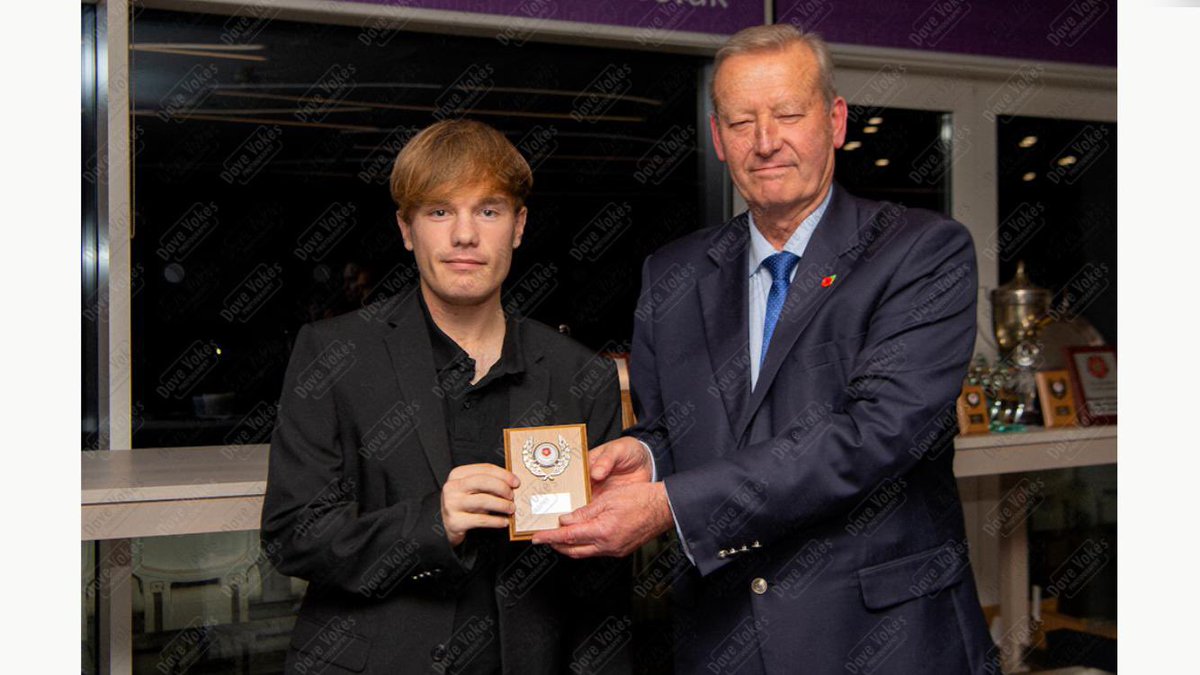 🏆🏆 Congratulations Joe 🏆🏆

Our very own <a href="/J03_Bak3r/">Joseph Baker</a> has been confirmed as the leading run scorer in CD3 for the 2022 season

Here he is collecting his award from <a href="/hantscricket/">Hampshire Cricket</a> stalwart Tim Tremlett 

*special thanks to his partners for all the running #Push3 😅 

🍓
