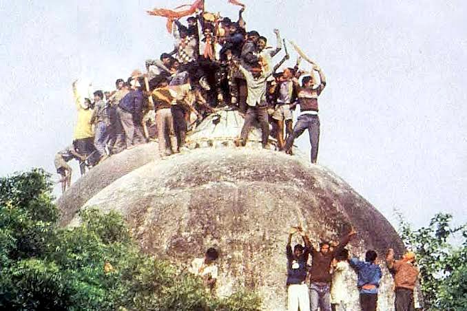 ayanmohd07's tweet photo. हम जब तक जिंदा रहेंगे तब तक बाबरी मस्जिद की शहादत का जिक्र करते रहेंगे तुम लोगों ने हमारी मस्जिद को शहीद क्या जो साढ़े पांच सौ साल से वहां पर थी जहाँ पर हमने नमाज़ अदा कि थी जहाँ पर हमने #अल्लाहु_अकबर कि‌ सदाँए‌ बुलंद कि थी हम 6 दिसंबर के उस मनहूस और तारिक़ को‌ नहीं भूल पाएंगे. https://t.co/kGfvKtGTTG