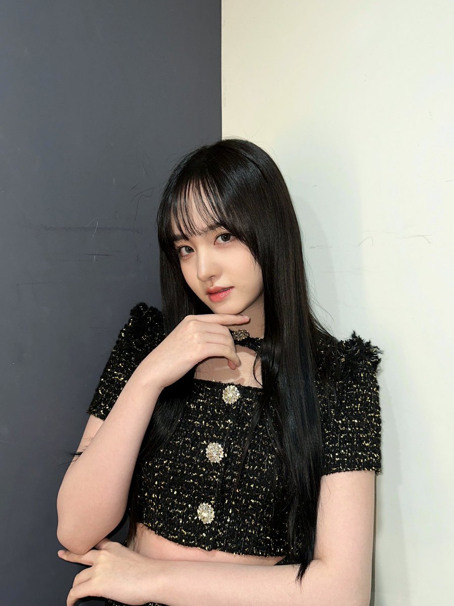 ʚ drum rolls!! 🥁 such an honor to show our performance on the 43rd blue dragon film awards. all of us really enjoyed the stage as well. wrapped in such an elegant black attires, made us looks so gorgeous and pretty that everyone can’t take their eyes off from us. ₊˚✧ ₊˚🌷੭
