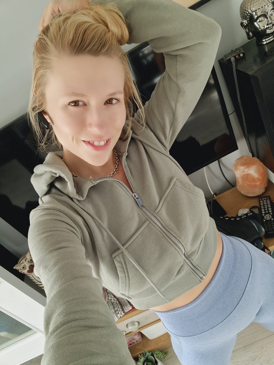 Michelle Moist on Twitter "Back at the gym today working those buns"