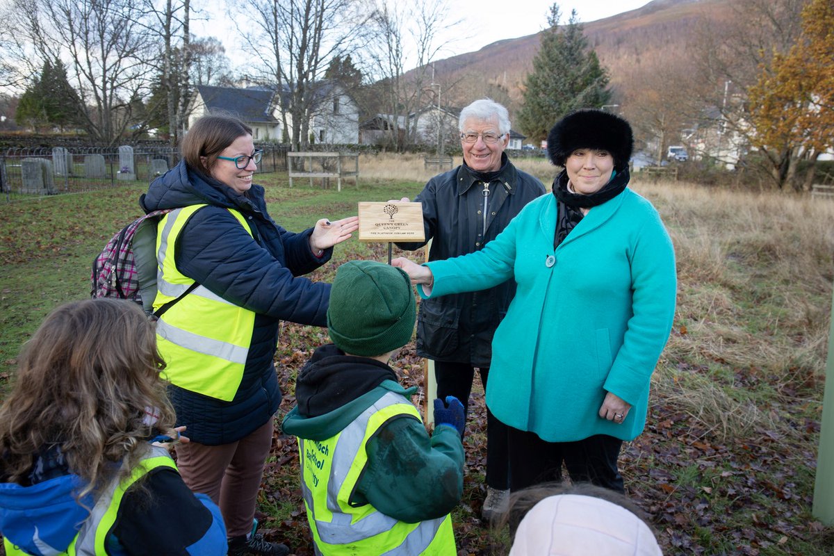 PKCTrust's tweet photo. What a beautiful morning we had today, planting 15 new trees with @KinlochRannochP at Weller Poley Park! These trees are part of our Tree for Every Child in Perthshire project and will also go towards the @QGCanopy. Well done everyone! 🌳🌳#PKOffer #ClimateAction https://t.co/r5m0ijLoE3