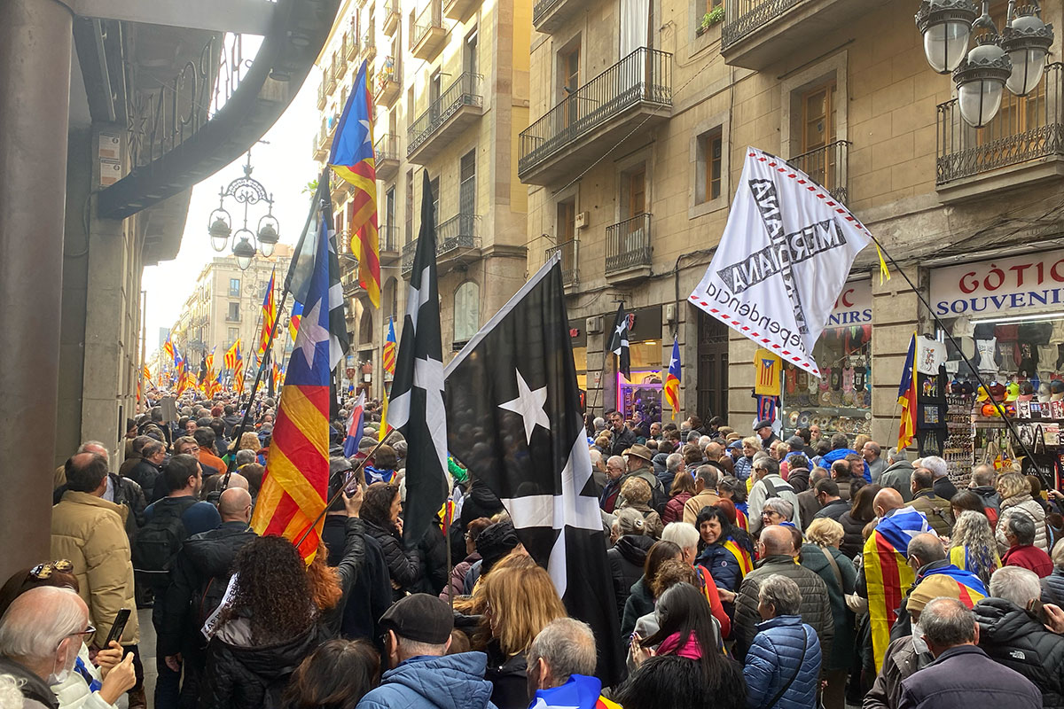 UM9CUPConstruim's tweet photo. Avui hem tornat a sortir al carrer @Construim_ @Unitat9 contra la reforma del delicte de desordres públics i per defensar el dret a la protesta. Molta gent. No hem pogut entrar a pç Sant Jaume.  #CapPacteAmbEspanya per empresonar-nos! https://t.co/OaNoKIYWpS