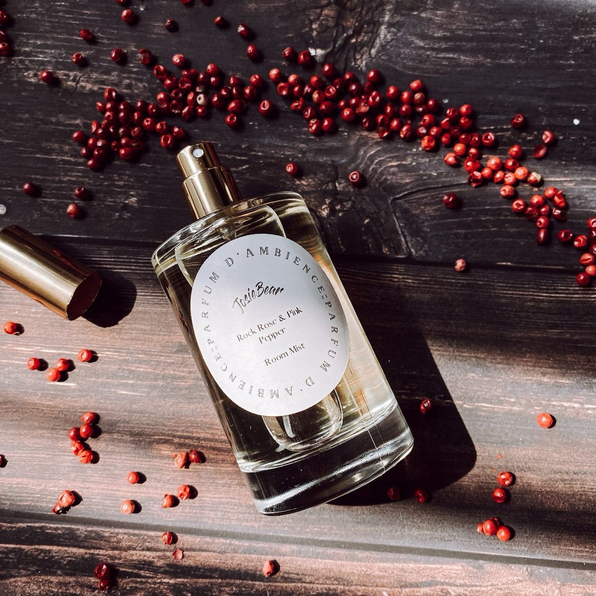 PilleVerone's tweet photo. Immerse in the smell of a blossoming spring garden, busting with notes of rock rose, hearty cardamon and spicy pepper.
https://t.co/tPnQNf22XY
#roomspray #roommist https://t.co/dCj7Jznow7