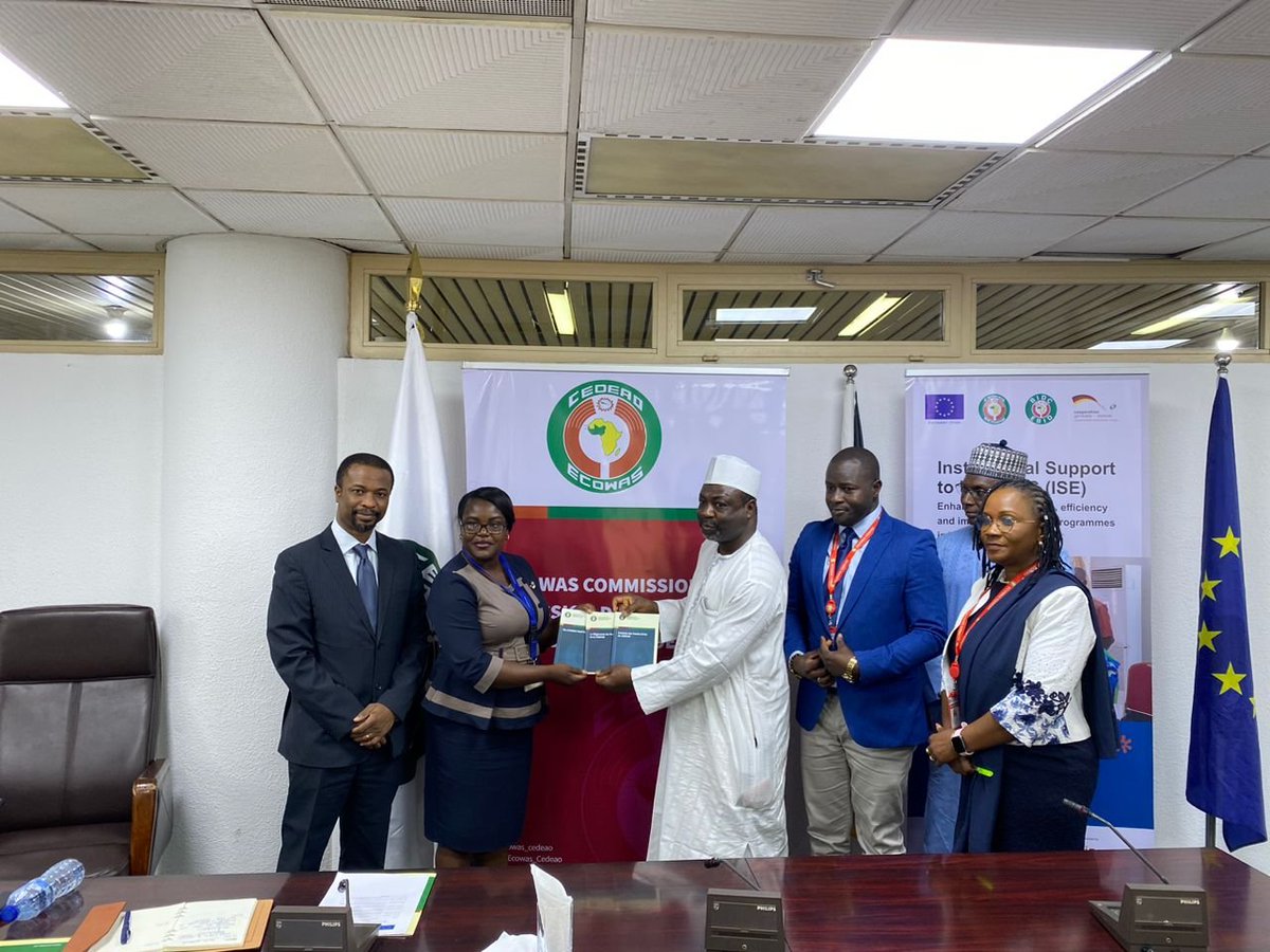 EUinNigeria's tweet photo. The ECOWAS Staff Regulation document, prepared in the framework of the EU's Institutional Support to ECOWAS, has been presented to the regional body. EU ECOWAS Commissioner for Internal Services, Prof. Nazifi Abdullahi Darma, received the documents from EU in Nigeria's Eno Moma. https://t.co/C7Xyx2mAuW