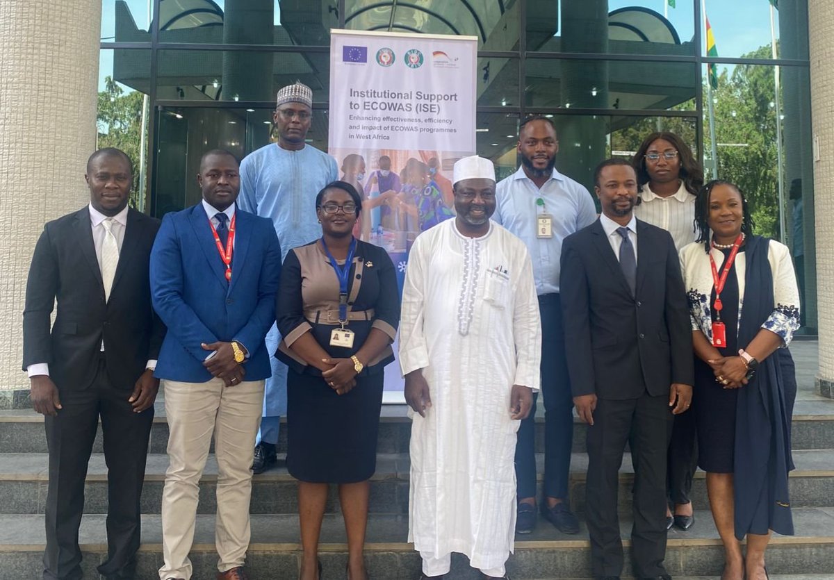 EUinNigeria's tweet photo. The ECOWAS Staff Regulation document, prepared in the framework of the EU's Institutional Support to ECOWAS, has been presented to the regional body. EU ECOWAS Commissioner for Internal Services, Prof. Nazifi Abdullahi Darma, received the documents from EU in Nigeria's Eno Moma. https://t.co/C7Xyx2mAuW