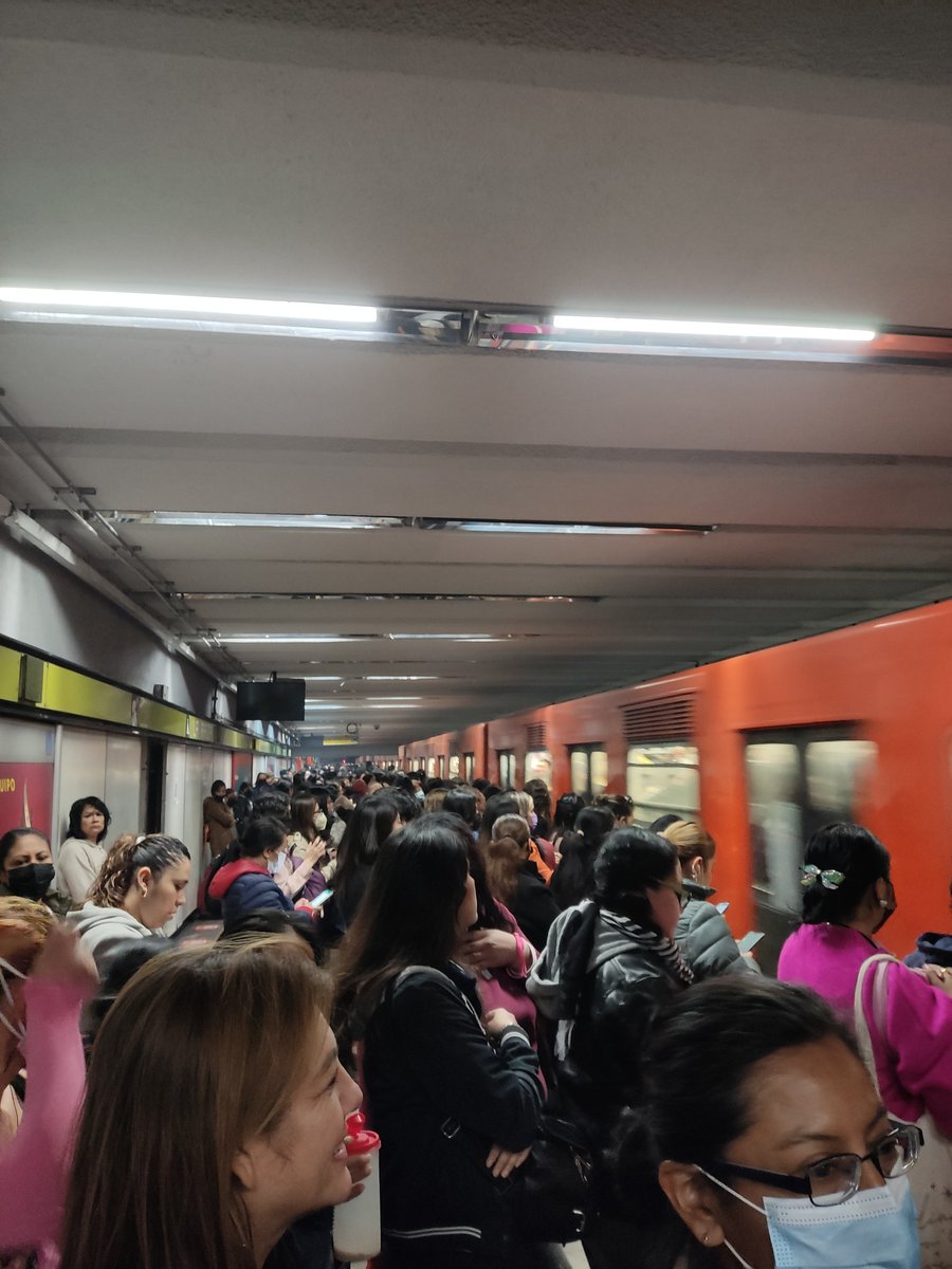 JackViry29's tweet photo. @MetroCDMX 2 horas de la Raza a Universidad 😐 cada vez está peor el servicio https://t.co/bJ4Wle1JUw