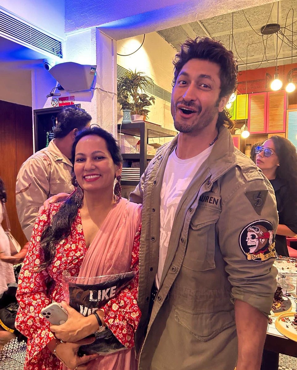Rekhakhan_NBT's tweet photo. Pre- #Birthday celebration with 
#youthicon @VidyutJammwal 

तुम जियो हज़ारों साल साल के दिन हों पचास हज़ार। ❤️

#MartialArts icon, #ActionHero 
ज़मीन से जुड़ा #selfmadeactor 
#martialarts 
#HappyBirthdayVidyutJammwal 
#vidyut
@NBTMumbai https://t.co/1JzJ97FF4D