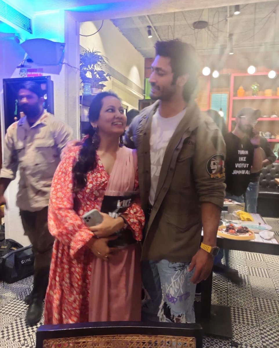 Rekhakhan_NBT's tweet photo. Pre- #Birthday celebration with 
#youthicon @VidyutJammwal 

तुम जियो हज़ारों साल साल के दिन हों पचास हज़ार। ❤️

#MartialArts icon, #ActionHero 
ज़मीन से जुड़ा #selfmadeactor 
#martialarts 
#HappyBirthdayVidyutJammwal 
#vidyut
@NBTMumbai https://t.co/1JzJ97FF4D