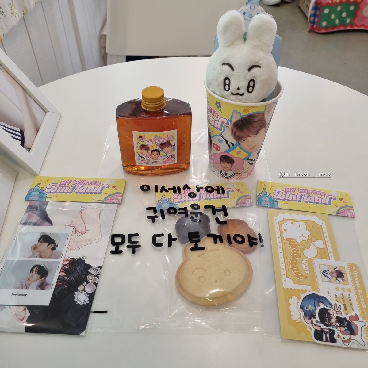 soob_bingsoo's tweet photo. 💛 모두 다 토끼 💛

3번째로 간 카페♡ 카페명부터 수비니를 위해 만들어진 것 같은!? 느낌이었어요! 너무 귀염뽀짝하고 예쁘게 꾸며져 있어서 눈 호강했어요ㅎㅎ 특전도 넘 예뻐요😍 이벤트 감사해요❤️❤️

#With_love_for_winter_land
#한겨울의_수빈이에게_사랑을_담아 https://t.co/17DdsbEo9e