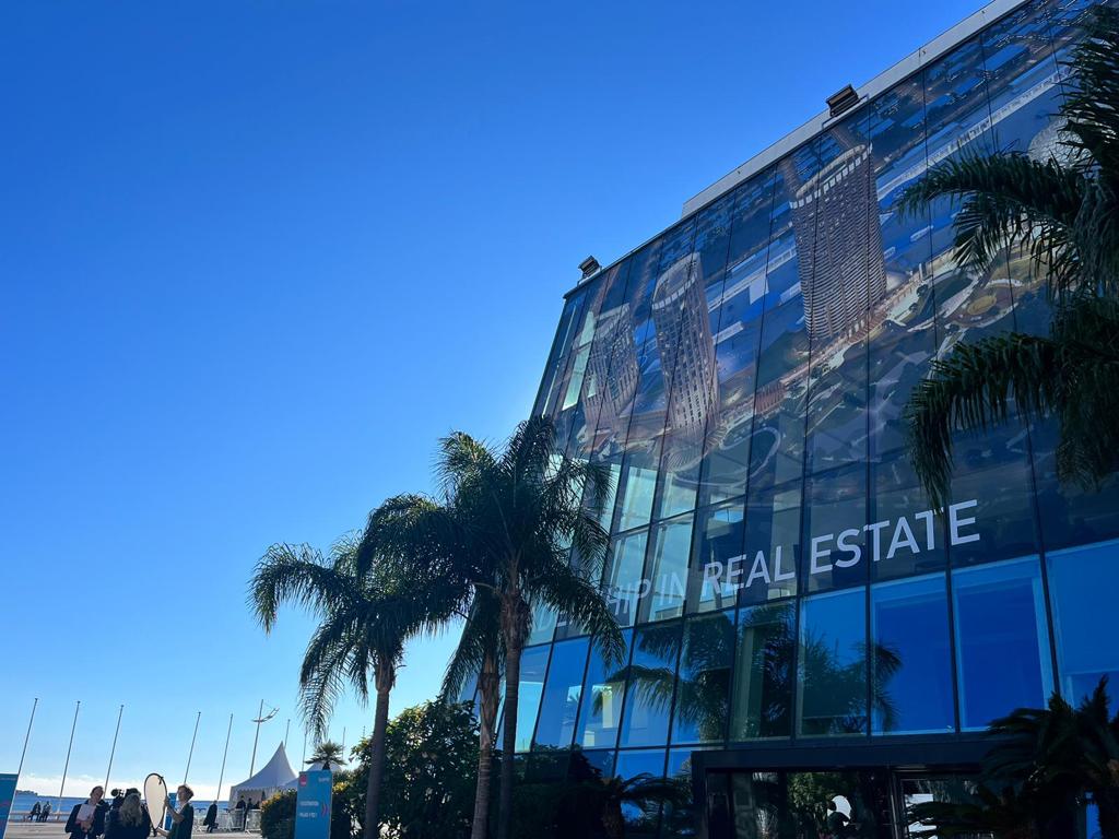 Malmo_DV's tweet photo. The #MalmöDesignerVillage team, led by Giles Membrey, Neil Thompson and Adrian Taylor with support from @TORG and @KLM, was back at
@MAPICWorld last week. It was great to be back in Cannes for the #OutletSummit and a programme of meetings and networking opportunities. #MAPIC https://t.co/9U45EWr0iO