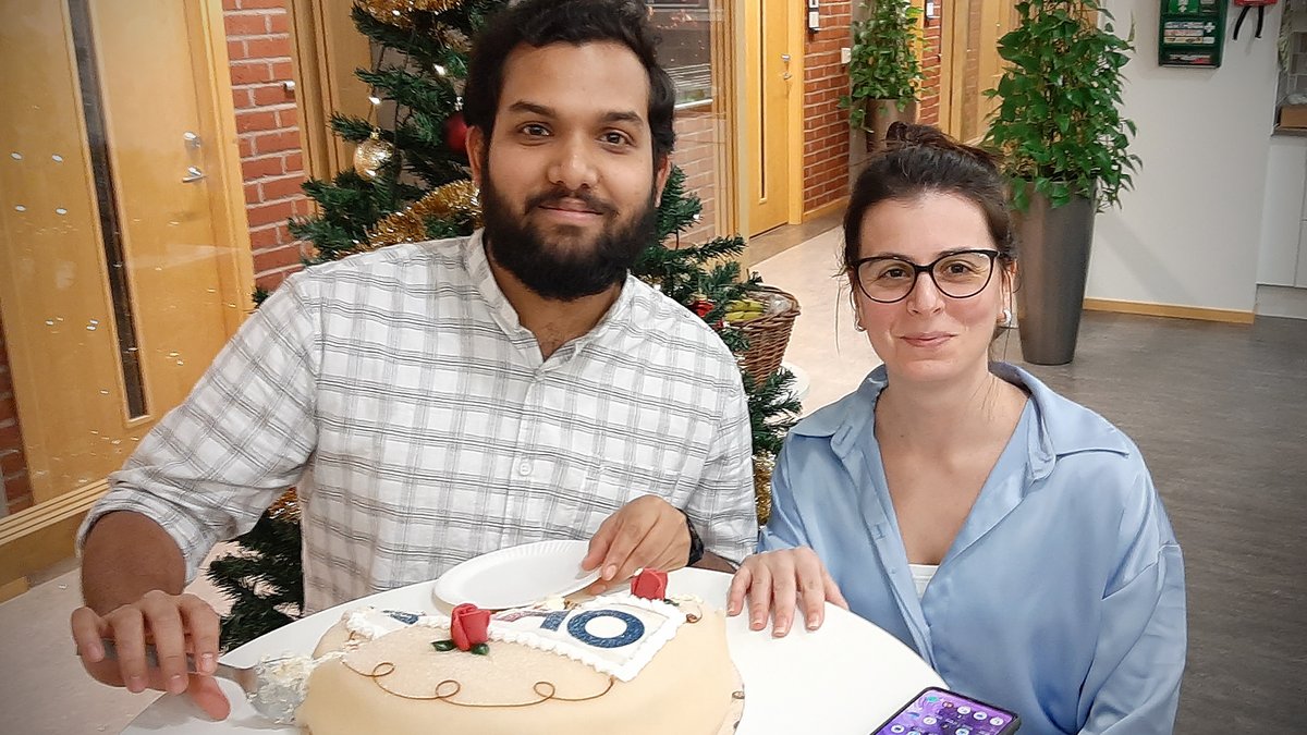 Sweden celebrating #SKAconstruction here at @chalmersuniv in Gothenburg - with cake and coffee of course #fika @SKAO. Here's director John Conway with his #tårtspade, and young radio astronomers Sara Piras and Ramlal Unnikrishnan: