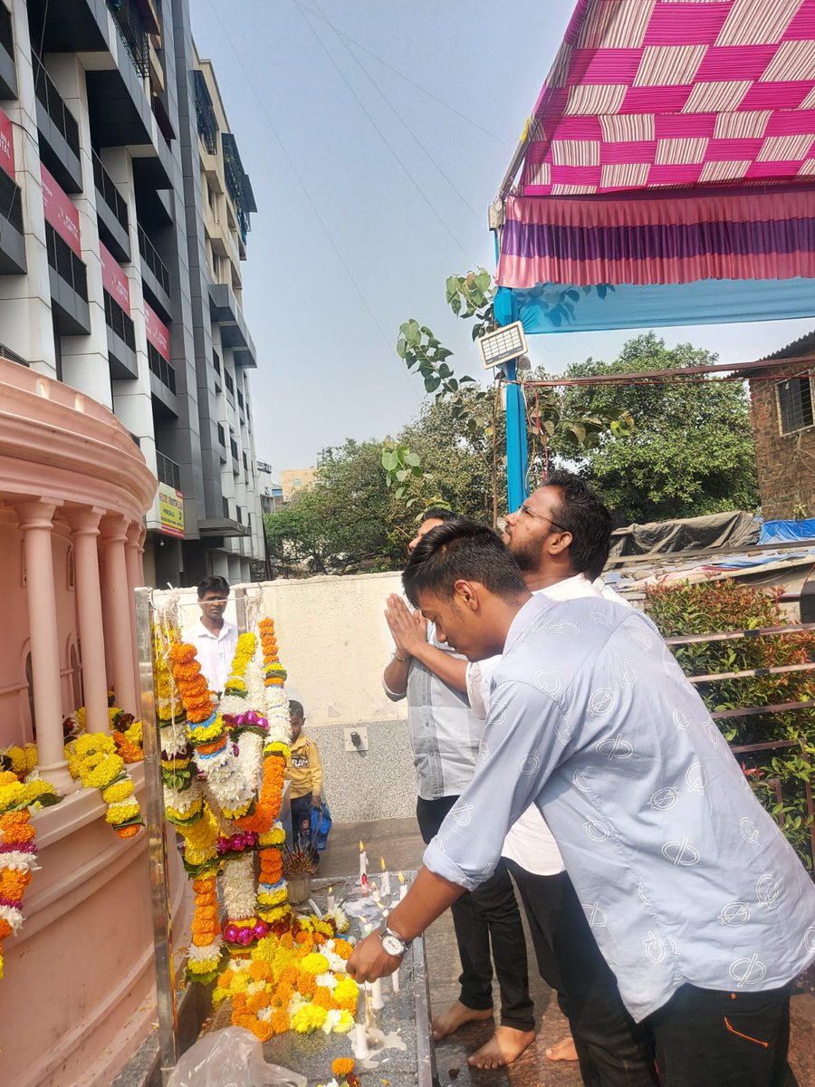 amit_dhomase's tweet photo. आज अखिल भारतीय विद्यार्थी परिषद पनवेल महानगर तर्फे पनवेल'येथे भारतरत्न डॉ. बाबासाहेब आंबेडकर यांच्या  स्मारकास पुष्पहार अपर्ण करत महापरिनिर्वाण दिनानिमित्त विनम्र अभिवादन करण्यात आले. यावेळी जिल्हा संयोजक वैष्णव देशमुख महानगर मंत्री मयुर साबळे सहमंत्री श्रेयस मांडगे उपस्थित होते. https://t.co/dneYCifTGE