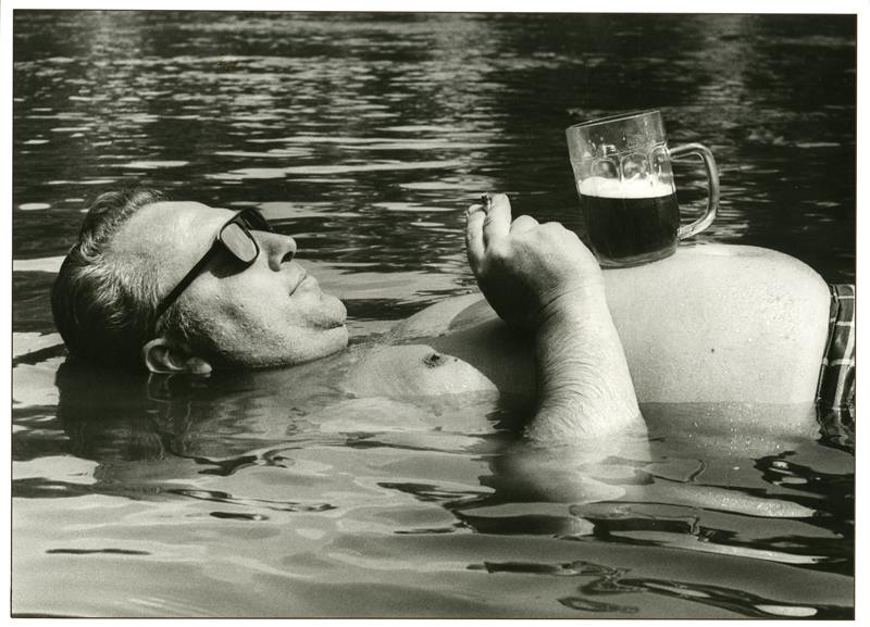 Ian_Willoughby's tweet image. RIP the great Czech photographer František Dostál, who has died at the age of 84. His series Letní lidé/Summer People from the early 1980s was particularly charming.