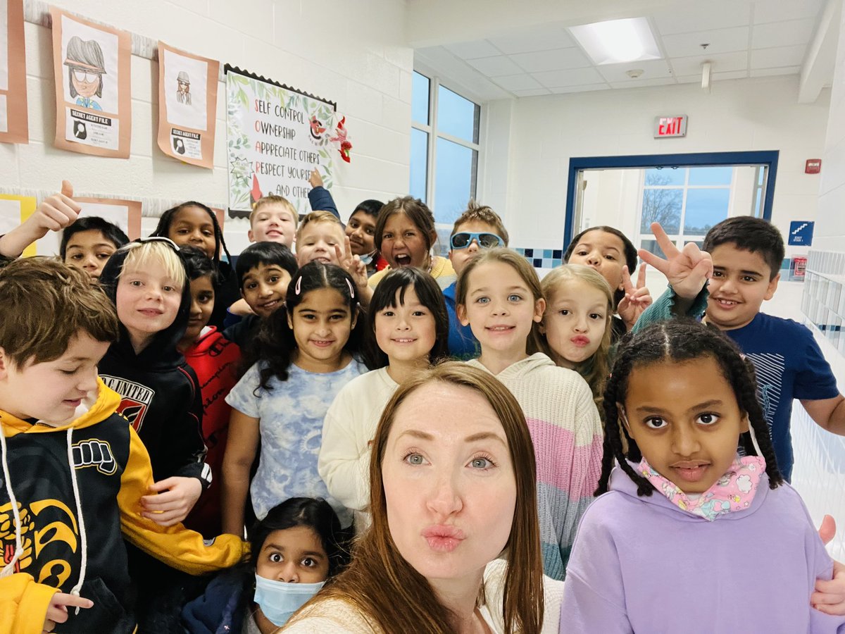 MrsWhitehurst3's tweet photo. Selfie with an Elfie! @CardinalRidgeES https://t.co/rze4ngQsMa