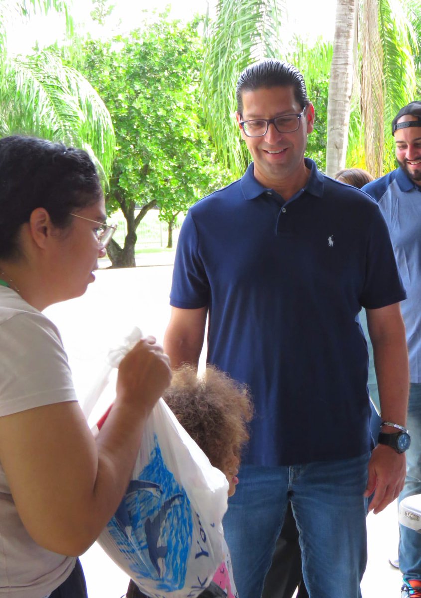 rodrzaguilo13's tweet photo. San Juan| Acompañando a nuestro alcalde,@Miguel_Romero_ 
@juanoscar51 y a la directora de la oficina de #ODSEC, en la repartición de compras navideñas. ¡Felicidades! https://t.co/aqjoYDXk0c