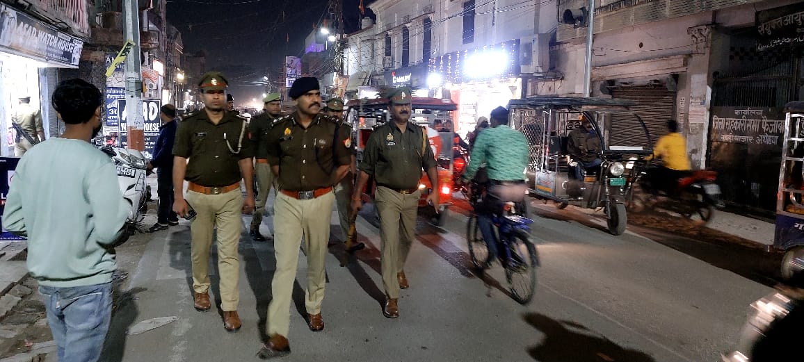 ayodhya_police's tweet photo. #SSPayodhya @IPSMUNIRAJ द्वारा पुलिस बल के साथ आम जन मे सुरक्षा की भावना जागृत करने तथा शान्ति व कानून व्यवस्था बनाये रखने के उद्देश्य से कोतवाली अयोध्या तथा कैण्ट थाना क्षेत्र मे पुलिस बल के साथ पैदल गस्त करते हुए क्षेत्र के प्रमुख बाजारों व चौराहों का भ्रमण किया गया। #UPPolice https://t.co/ArG7FjNeps