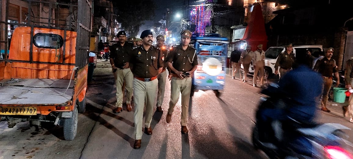 ayodhya_police's tweet photo. #SSPayodhya @IPSMUNIRAJ द्वारा पुलिस बल के साथ आम जन मे सुरक्षा की भावना जागृत करने तथा शान्ति व कानून व्यवस्था बनाये रखने के उद्देश्य से कोतवाली अयोध्या तथा कैण्ट थाना क्षेत्र मे पुलिस बल के साथ पैदल गस्त करते हुए क्षेत्र के प्रमुख बाजारों व चौराहों का भ्रमण किया गया। #UPPolice https://t.co/ArG7FjNeps