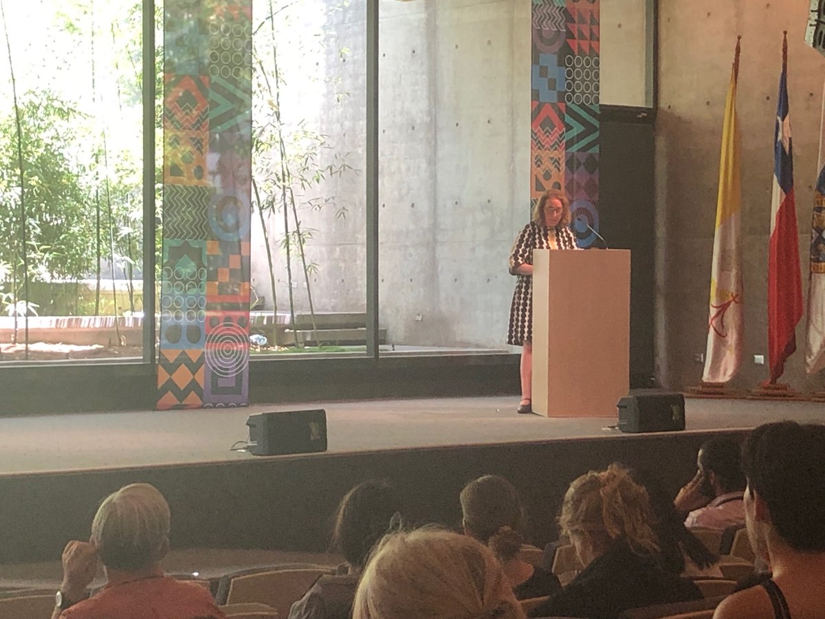 Charla magistral de Ana Vrdoljak, de la cátedra UNESCO en Derecho Internacional y Patrimonio Cultural, una reflexión sobre imaginarios coloniales en la historia de los objetos, en el papel de los museos metropolitanos en la restitución y en los contextos legales donde se inscribe