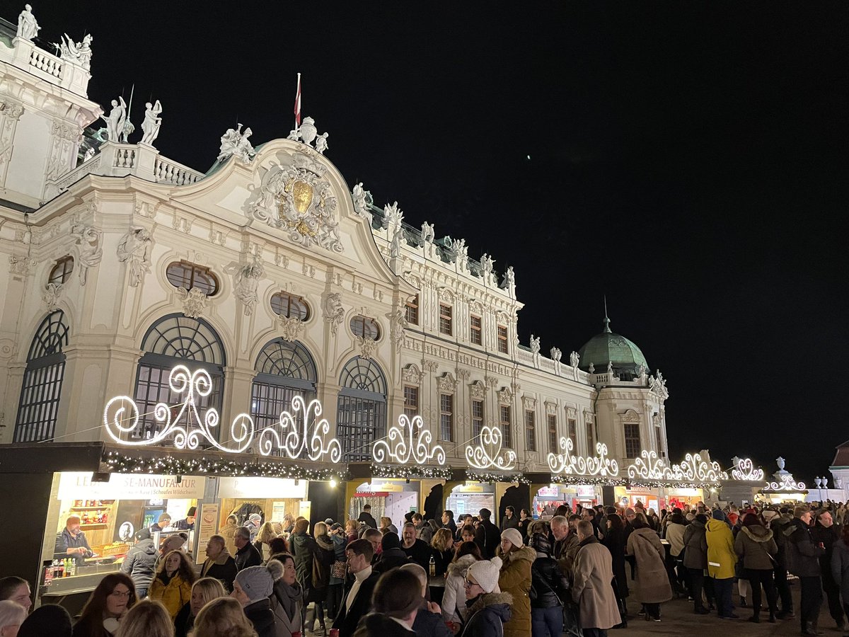 TabesTravels's tweet photo. The #BelvederePalace Christmas Market is stunning at night! 

#vienna #austria #christmasmarket #tabestravels https://t.co/X1zSRbqG8Z
