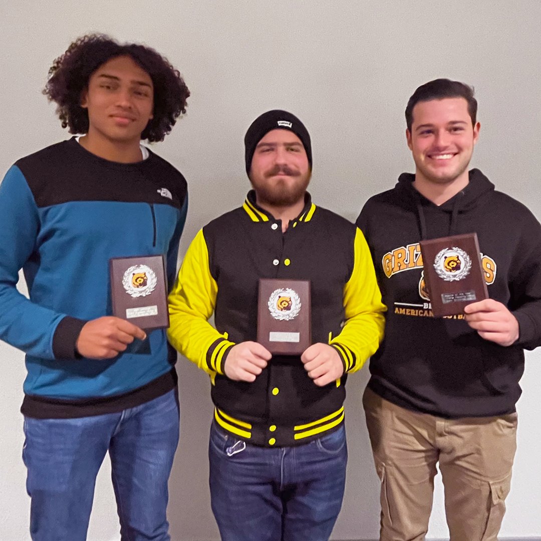 Letzten Freitag erhielten auserwählte Grizzlies-Spieler der NLA sowie den beiden Junioren-Teams U19 und U16 ihre MVP-Trophäen für besondere Leistungen. 🏆

#BernGrizzlies #AmericanFootball #MVP