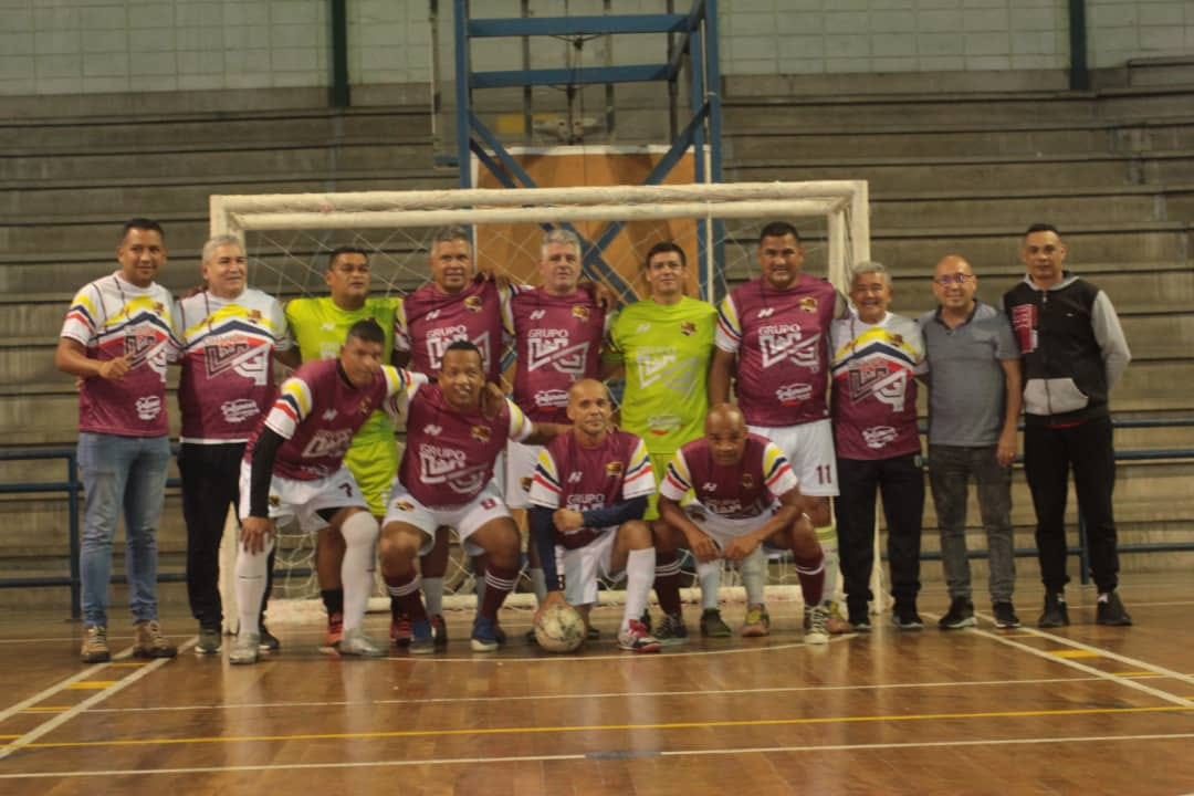 PestanaXavier's tweet photo. #LaGranJugada “Campeones del 97 con autoridad” por el profesor José Cedeño.

https://t.co/dK7HKcsyiW

#MicroFutbol #FutsalOriginal #FutbolDeSalon #Futbolito #FutSalonVE https://t.co/k9mymw6TQQ