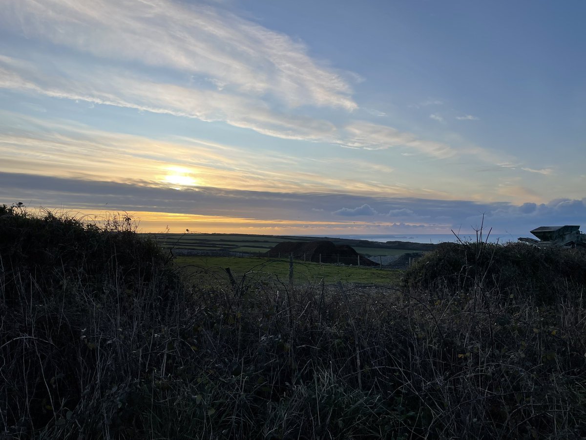 dewysue's tweet photo. Lovely walking weather. #Delabole https://t.co/bWS3R5p0uU