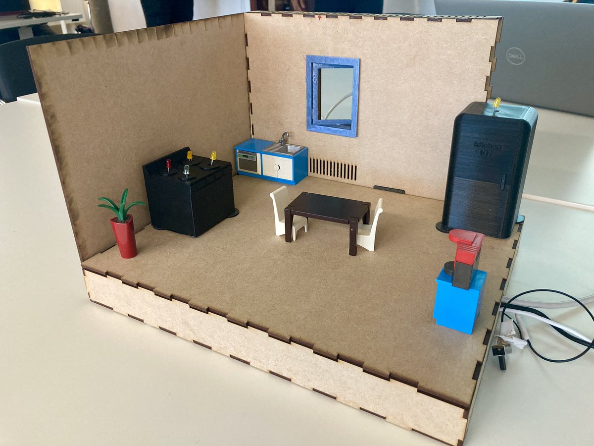 ✨ Aujourd’hui c’était la présentation des projets du laboratoire d’informatique ambiante et mobile <a href="/UNamurCSFaculty/">UNamur - Faculté d'Informatique</a> 🤩 4 groupes d’étudiants en master en informatique, chacun recevant le profil d’une persona à contenter