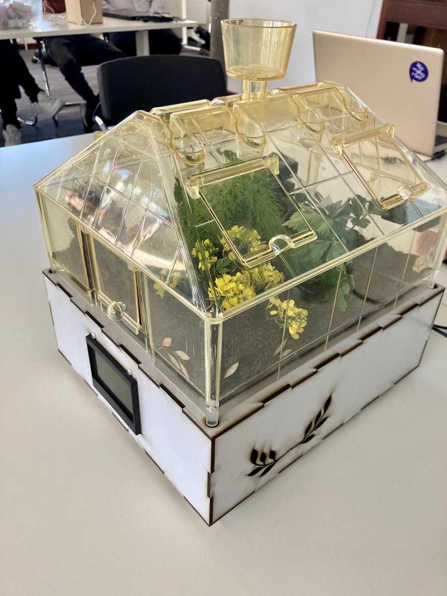 Blackberu's tweet photo. ✨ Aujourd’hui c’était la présentation des projets du laboratoire d’informatique ambiante et mobile @UNamurCSFaculty 🤩 4 groupes d’étudiants en master en informatique, chacun recevant le profil d’une persona à contenter https://t.co/gaRs23b7cY