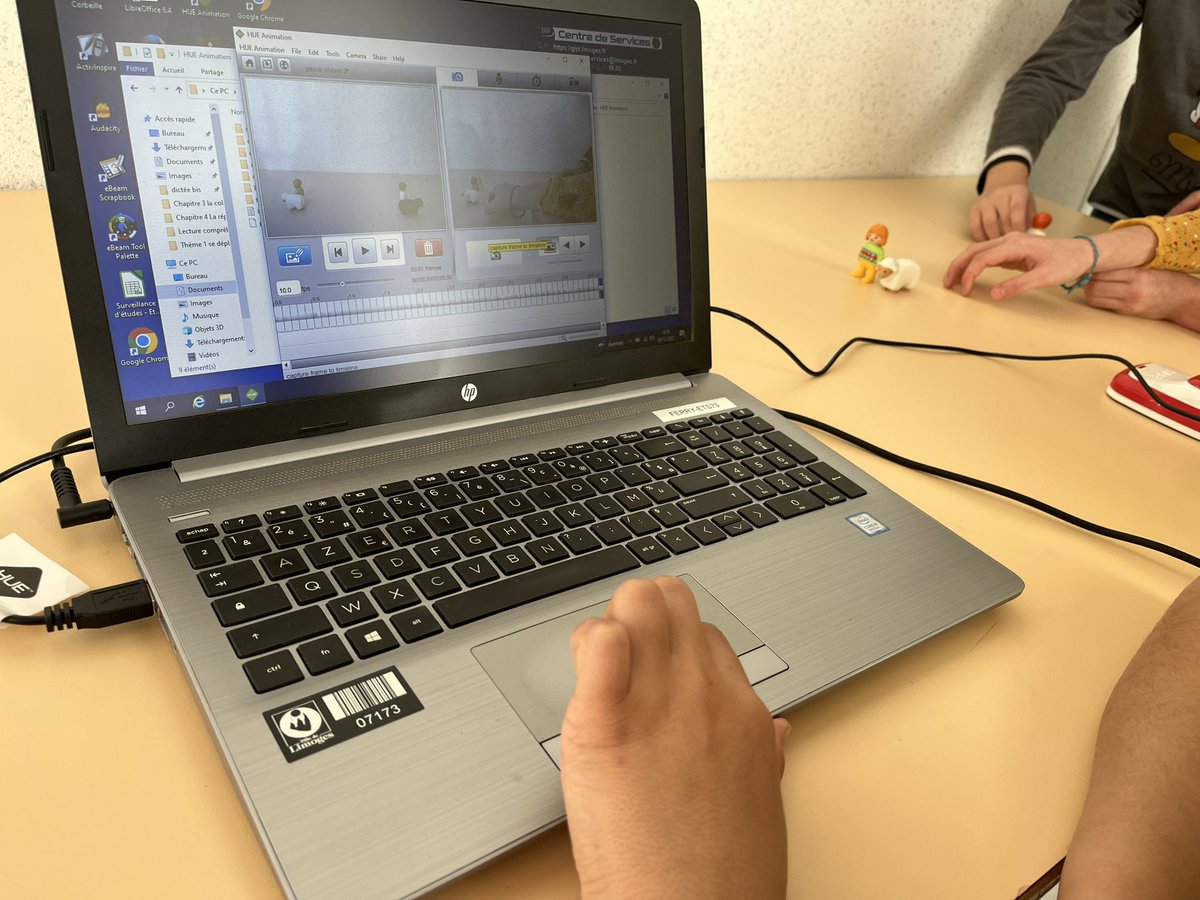 EquipeTICE87's tweet photo. Découverte du stop motion dans une classe de CM2 à l’école Jules Ferry Limoges. Prochaine étape : la réalisation d’un film d’animation dans le cadre du concours “Non Au Harcèlement” @Circo_HV3 https://t.co/SneWL2HbIW
