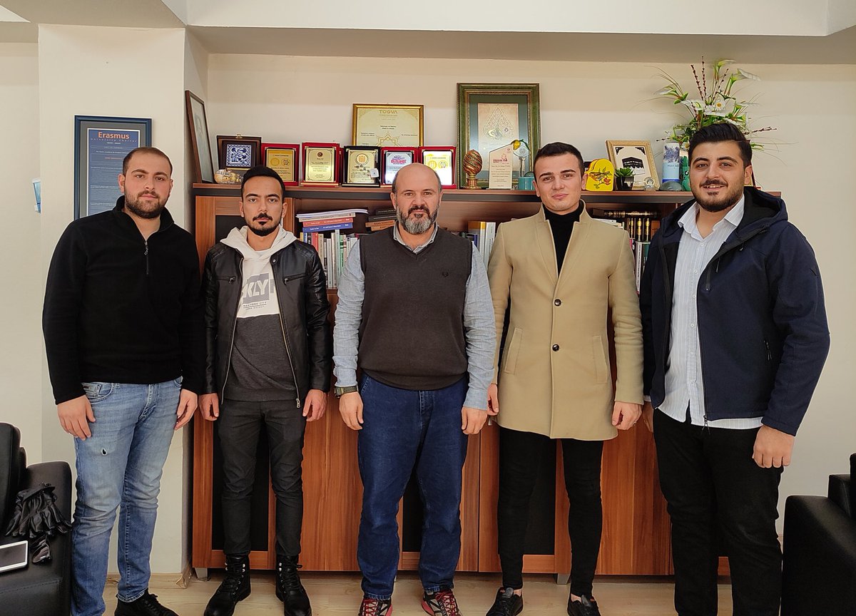 yenifikirler_'s tweet photo. Topluluk Departman Başkanlarımız ile birlikte İktisadi İdari Bilimler Fakültesi Dekanımız Sayın Gökhan Tuncel Hocamızı ziyarette bulunduk. Kendilerine yapacağımız projeler ve çalışmalardan bahsettik. #inonu #inönüüniversitesi #yenifikirlertoplulugu https://t.co/uAur0BKBlp