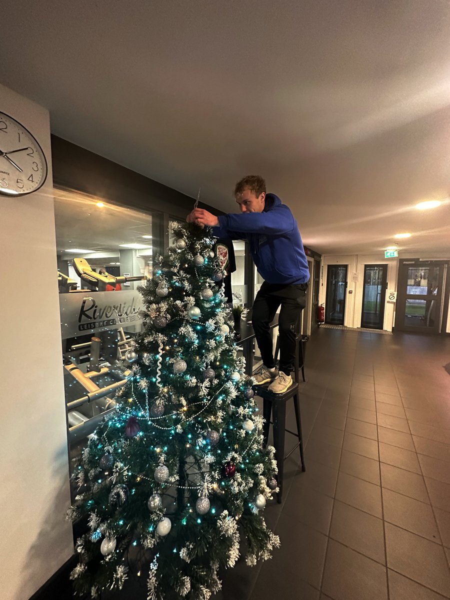 Club tree went up last week but extensive work has gone in on the star earlier today 

HUGE REVEAL… 

⭐️ 🌲 

#riversidegym #riversidegymupdates