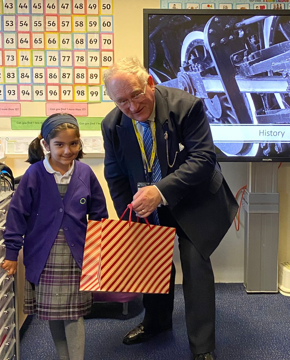olive_bolton's tweet photo. Thank you to Year 1โs special visitor #CouncillorWalsh who shared fascinating facts about #LocalHistory @boltoncouncil #ThankYou #Q&A #Bolton #History #Knowledge #ThePast #Experiences #WeAreStar #LearningHooks https://t.co/tXd6uwJJiG