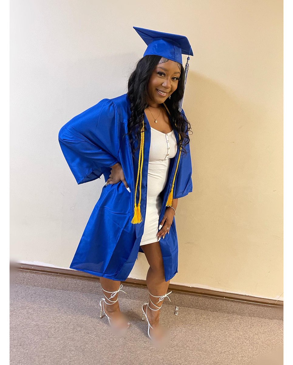 RedDaisy__'s tweet photo. I forgot to show y’all .. I completed another milestone in my life. PROUD OF ME 💕 #CMA https://t.co/2wFXrLTA2u
