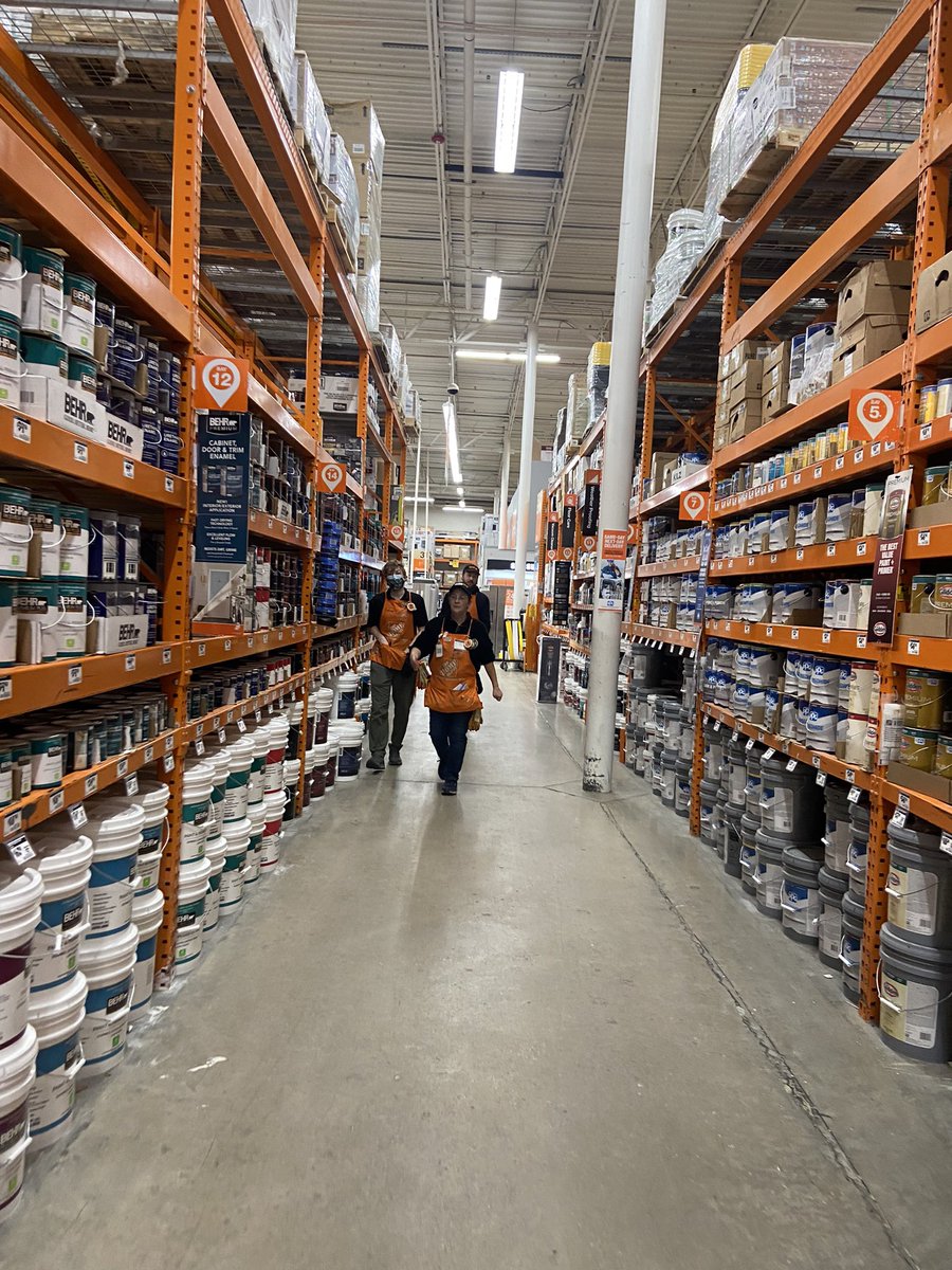 CyrillaAbiseid's tweet image. Came around the corner and witnessed this Power Team walking their aisles together. Couldn’t help but capture the moment 🤩