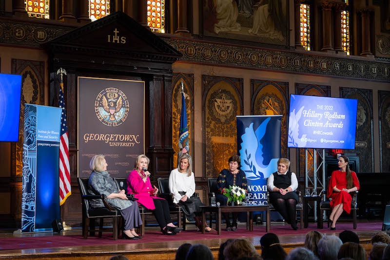 Yesterday at @GIWPS I was honored to help celebrate five women working to ensure each generation is born into a better world than the one before: First Lady Olena Zelenska, @avalaina, @KLevchenkoUKR, @N_Karbowska, and HRH The countess of Wessex. #HRCAwards
m.facebook.com/hillaryclinton…