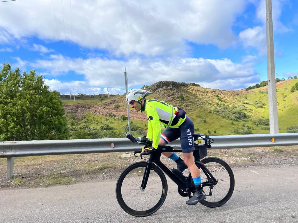 Ejercito_Chile's tweet photo. Hoy felicitamos al Teniente Coronel Alexander Vermehren por su destacada participación en la Triatlón más extrema del mundo llamada, “El Patagonman Xtrail”, circuito de más de 220 kilómetros. #triatlón #circuito #competencia #ejército #deportemilitar https://t.co/bQSRZNoB0X